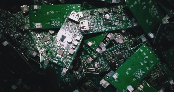 做好的<a href='/new/175.html' style='color: blue;' target='_blank'><a href='/new/175.html' style='color: blue;' target='_blank'>PCB</a></a>A板未規(guī)范放置，容易出現(xiàn)撞件